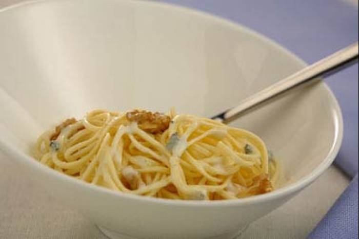 Espaguetis con roquefort y nueces