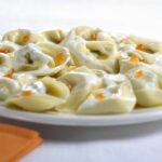 Tortellini de requesón y espinacas con frutos secos y aceite de albahaca