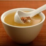 Caldo de carne con carne picada