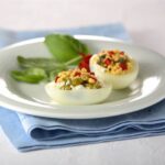 Huevos rellenos en salsa