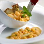 Potaje de garbanzos y hierbabuena