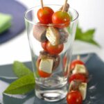 Brochetas de tomate, queso y anchoas