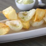 Brochetas de sepia y patatas alioli