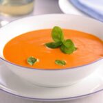 Crema fría de tomate, pimiento y albahaca