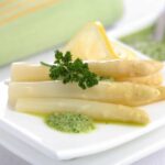 Espárragos en salsa verde