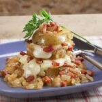 Patatas al horno con queso y bacon