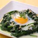 Espinacas con huevos al horno