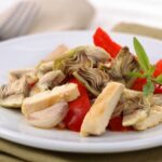 Pollo con alcachofas y pimientos asados