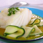 Bacalao con verduras y calabacín en láminas