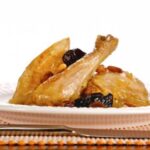 Pollo con pasas y piñones