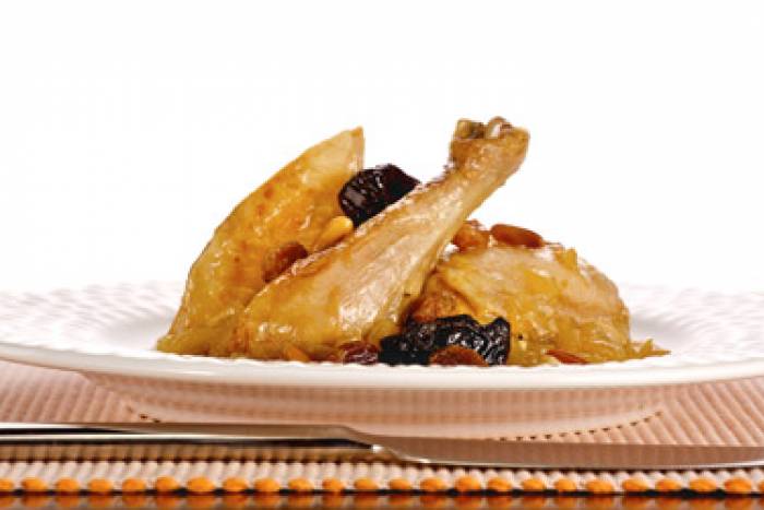 Pollo con pasas y piñones