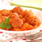 Albóndigas con tomate y cebolla