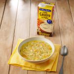 Sopa de pollo con fideos finos