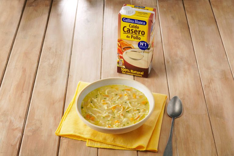 Sopa de pollo con fideos finos