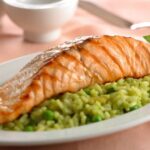 Salmón y risotto a la menta con guisantes