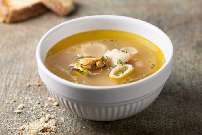 Sopa de pescado y mejillones