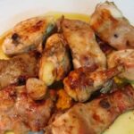 Conejo al ajillo con patatas fritas