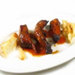 Costillas de cerdo en salsa barbacoa con patatas fritas