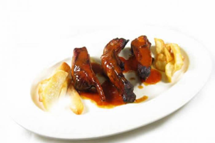 Costillas de cerdo en salsa barbacoa con patatas fritas