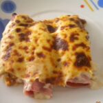 Rollitos de jamón york con bechamel