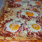 Coca de hojaldre con huevo y beicon
