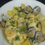 Cazón con almejas y gambas