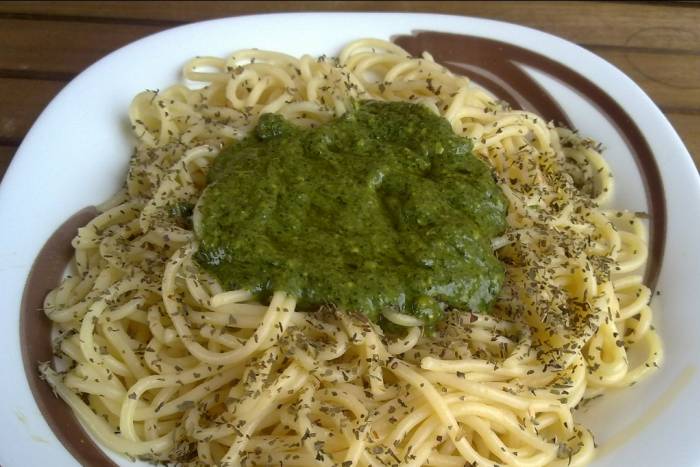 Espaguetis con salsa pesto