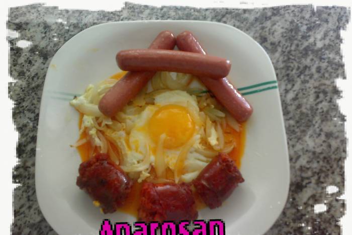 Huevos fritos de cebolla con salchichas y chorizo picante