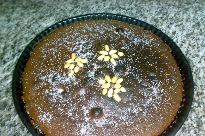 Rico bizcocho de chocolate con avellanas