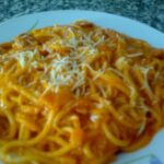 Espaguetis con bacon, huevo y queso rallado