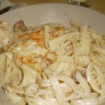 Tallarines con pollo y champiñones