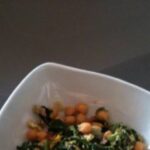 Salteado de garbanzos con espinacas