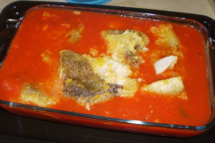 Bacalao con tomate al horno