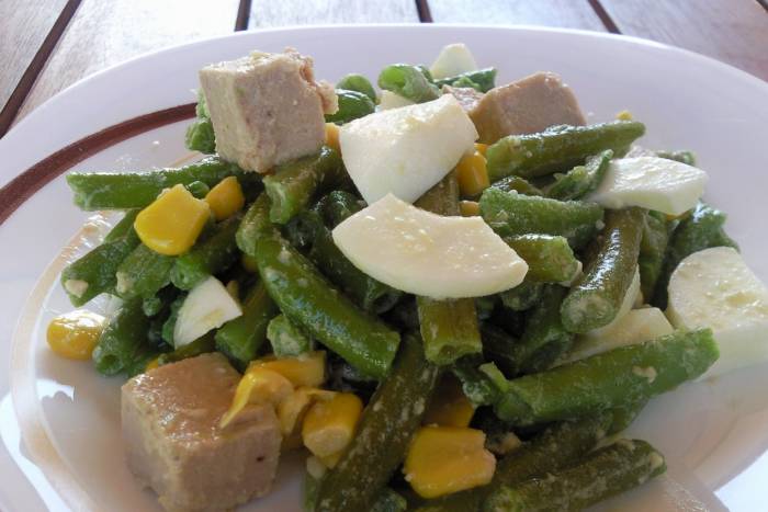 Ensalada de judías verdes con atún, huevo y maiz