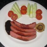 Salchichas a la plancha con ensalada