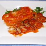 Bacalao con tomate, almejas y gambas