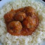 Albóndigas con tomate casero y rico arroz blanco para lolines