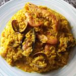 Preparado de paella con rico marisco para primi