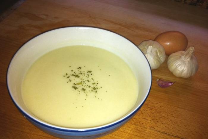 Sopa de huevo frito