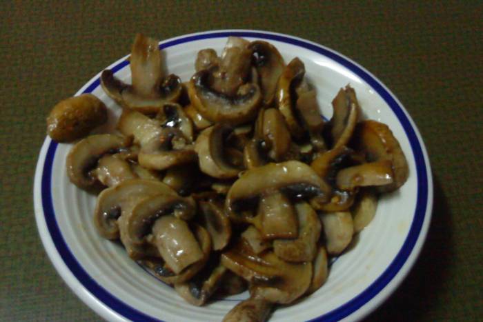 Champiñones al ajillo de acompañamiento de dieta