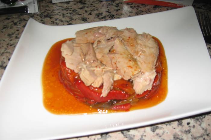 Ensalada de pimientos asados con ventresca de atún facilísima