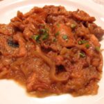 Calamar con cebolla y tomate
