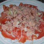 Aliño de tomates con cebolla y atún para abuelo