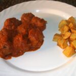 Albóndigas con tomate y patatas fritas
