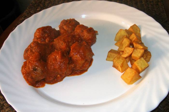 Albóndigas con tomate y patatas fritas