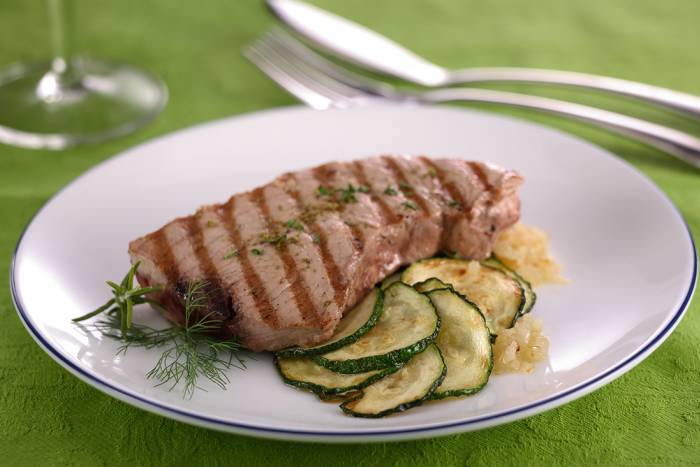 Bonito del norte a la plancha con jugo de pomelo y calabacín