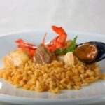 Paella de conejo y marisco