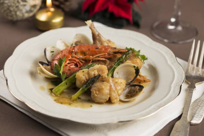 Rape con cebolla y gambas