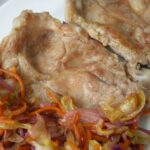 Chuletas de aguja de cerdo con salteado de lechuga