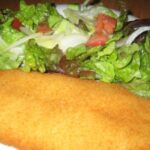 Filetes de panga rebozada con ensalada
